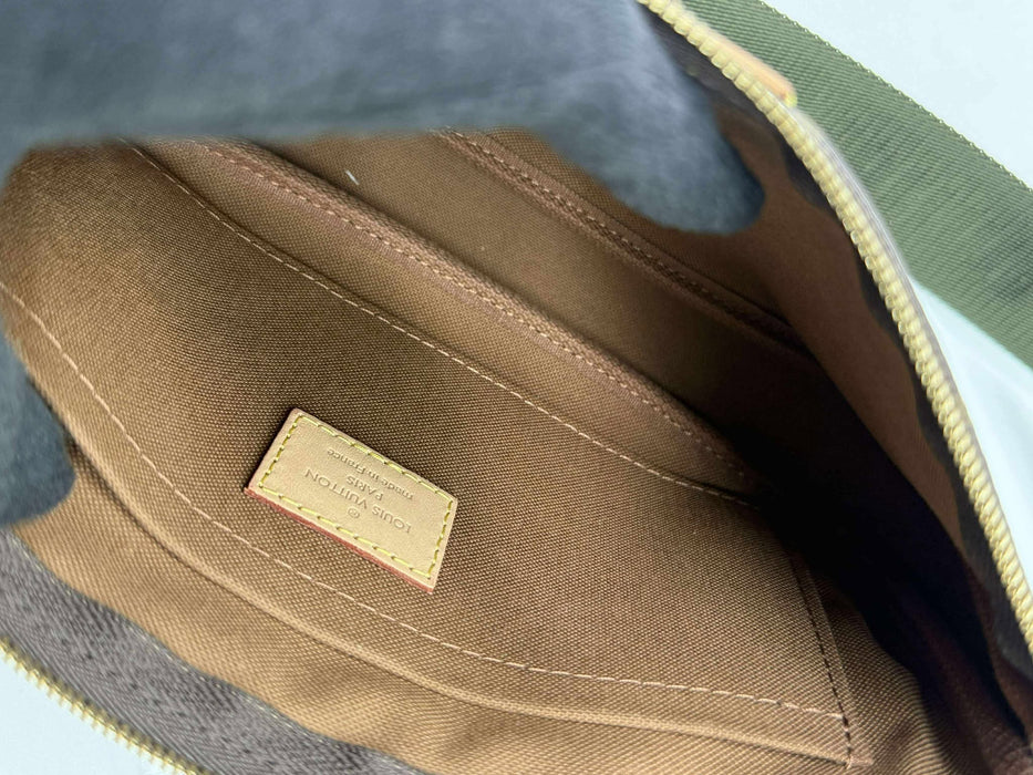 LOUIS VUITTON Multi Pochette Monogram Crossbody Bag. RANK A