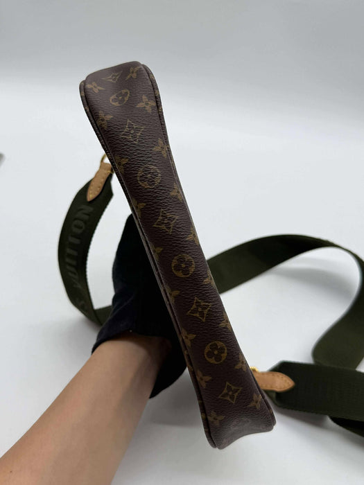 LOUIS VUITTON Multi Pochette Monogram Crossbody Bag. RANK A
